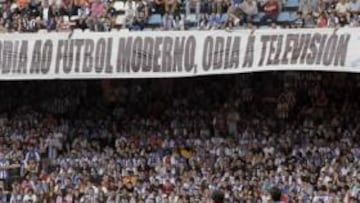 <b>REPULSA A LOS HORARIOS. </b>La afición del Deportivo protestó con pancartas y una sonora pitada en el minuto 12 del encuentro.