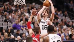 Pau Gasol lanza nate Jonas Valanciunas. Los Spurs no dieron opciones a los Rapotrs.