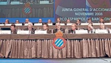 <b>11-11-2008. </b>La última Junta tuvo a Pedro Tomás, hoy ex director general, como 'maestro de ceremonias'. La deuda ascendía a 52,6 millones, con pérdidas de 1,9 millones en la campaña 2007-08 y se presentó la recalificación de parte de los terrenos de Sant Adrià.
