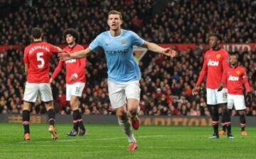 Edin Dzeko celebra su segundo gol.