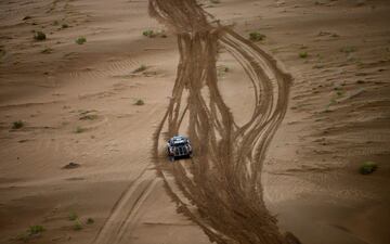 Jerome Pelichet y Eugenie Decre durante la 13? etapa de la carrera Silk Way entre Alxa Youqi y Zhongwei.