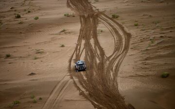 Jerome Pelichet y Eugenie Decre durante la 13ª etapa de la carrera Silk Way entre Alxa Youqi y Zhongwei.