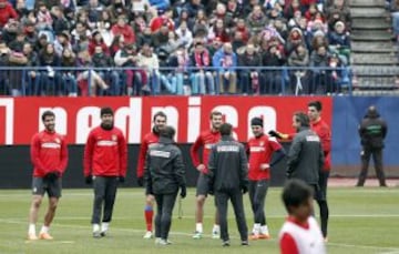 El Atlético de Madrid celebró el tradicional entrenamiento a puertas abiertas y su afición respondió de maravilla.