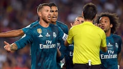 Sergio Ramos protestando al &aacute;rbitro.