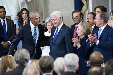 La ceremonia de investidura da inicio con la presentacin de los expresidentes con vida de los Estados Unidos: Bill Clinton, George W. Bush, Barack Obama y Joe Biden.