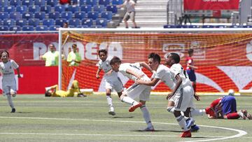 Jugadores del Real Madrid celebran un gol en LaLiga Promises