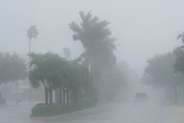 Un oficial del sheriff del condado de Lee patrulla las calles de Cape Coral, Florida, mientras caen fuertes lluvias antes de la llegada del huracán Milton.