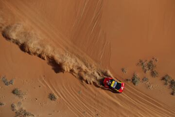 Sebastien Loeb y Fabian Lurquin durante la sexta etapa del Rally Dakar con un recorrido en Shubaytah, en pleno en Empty Quarter, en Arabia Saudí.