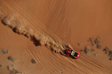 Sebastien Loeb y Fabian Lurquin durante la sexta etapa del Rally Dakar con un recorrido en Shubaytah, en pleno en Empty Quarter, en Arabia Saudí.