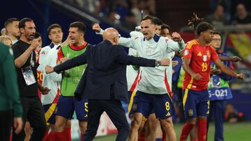 Fabián Ruiz se abraza a Luis de la Fuente al final del partido contra Italia.