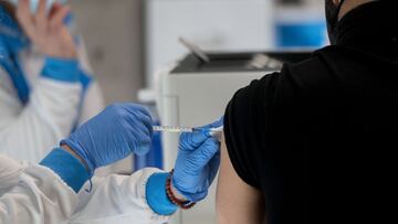 Una persona es vacunada contra el Covid-19, en el WiZink Center