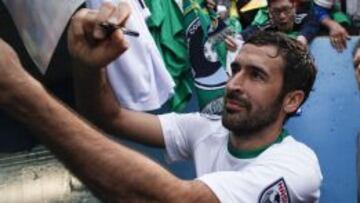 SIEMPRE AMABLE. Ra&uacute;l firma aut&oacute;grafos tras meter al Cosmos en la final de la NASL.
 