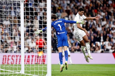 Minuto 48 de partido. El jugador inglés del Real Madrid se lleva un manotazo fortuito del portero de la Real Sociedad cuando intentaba rematar en el área pequeña.