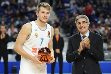 Muchos entrenadores recomiendan a las potenciales estrellas que esperen a dejar huella en Europa antes de dar el salto a la NBA, como hizo Manu Ginóbili en su día. Y ese ejemplo lo siguió Doncic al pie de la letra, aunque a su manera, porque desembarcó en la NBA en cuanto la edad se lo permitió (19 años cumplidos) pero tras dominar en el Viejo Continente, que le despidió rendido a sus pies. Campeón de Liga y de la Euroliga, de la Décima en Belgrado, y MVP de todo, de la fase regular, de la Final Four… De nuevo el más joven de siempre en un curso que empezó con 18 años, el de su adiós a lo grande.