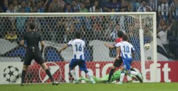 Gol de Héctor Herrera. 1-0.