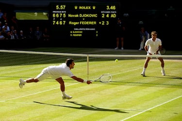 El torneo sobre hierba por excelencia. Es el único Grand Slam que se disputa sobre la superficie verde, y es el certamen de tenis más antiguo. Se celebra desde 1877 en el All England Lawn Tennis and Croquet Club, y sólo se ha dejado de jugar durante las dos Guerras Mundiales y en 2019 por la pandemia de COVID-19. Está repleto de tradiciones y costumbres, como la exigencia a los jugadores de llevar vestimenta completamente blanca para sus partidos, siendo el único torneo que tiene una normativa así. Si hay una comida ligada con Wimbledon, esas son las fresas con crema. En 2017, se estimó que durante el torneo los aficionados consumieron 34 toneladas de fresas. El jugador que más veces ha levantado el trofeo de campeón es Roger Federer, ocho veces (cinco de manera consecutiva entre 2003 y 2007), mientras que, en categoría femenina, Martina Navratilova lo ganó nueve veces (seis seguidas). Manolo Santana fue el primer español en ganar Wimbledon (1966), y la sequía de títulos masculinos nacionales en Londres se prolongó desde entonces hasta 2008, cuando Nadal se impuso a Federer en una de las mejores finales de Grand Slam de la historia. El balear también se proclamó campeón en 2010. En categoría femenina, Conchita Martínez se coronó en 1994 como la primera tenista española que ganaba Wimbledon, y en 2017 Garbiñe Muguruza fue la segunda en hacerlo. Sobre la hierba londinense se disputó el partido de tenis más largo de la historia, cuando en 2010 Isner y Mahut disputaron un partido que se jugó durante tres días y acabó yéndose a las 11 horas y cinco minutos de encuentro. El resultado final fue de 6-4, 3-6, 6-7(7), 7-6(3) y 70-68, e Isner logró un total de 112 saques directos.