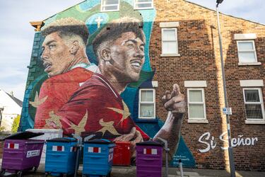 El ‘You’ll never walk alone’ es el cántico más célebre en Anfield, pero muchos jugadores también tienen sus propios himnos. El de Roberto Firmino se llamaba ‘Sí, señor’, inspiró este mural y fue también el título del libro que el delantero brasileño publicó con las memorias de sus ocho años en el Liverpool.