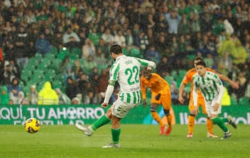 2-1. Isco, desde los once metros, lanza con su pierna derecha a la izquierda de Thibaut Courtois superando la estirada del portero belga.