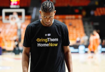 Jasiel Rivero con la camiseta con el lema #BringThemHomeNow