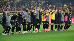 Dortmund (Germany), 19/02/2023.- Borussia Dortmund players celebrate after the German Bundesliga soccer match between Borussia Dortmund and Hertha BSC in Dortmund, Germany, 19 February 2023. (Alemania, Rusia) EFE/EPA/ULRICH HUFNAGEL CONDITIONS - ATTENTION: The DFL regulations prohibit any use of photographs as image sequences and/or quasi-video.
