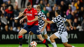 CEUTA, 05/12/2024.- Aisar Ahmed (d) del Ceuta disputa un balón con Raúl García (i) del Osasuna este jueves, durante un partido de segunda ronda de Copa del Rey, entre el AD Ceuta y el Osasuna, en el Estadio Alfonso Murube de Ceuta. EFE/ Jorge Zapata