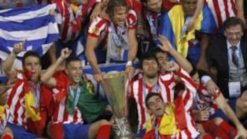 Forlán y Agüero hacen al Atlético campeón
