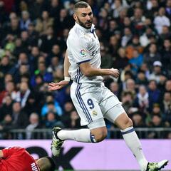 El Bernabéu recibe con silbidos a Benzema y Danilo
