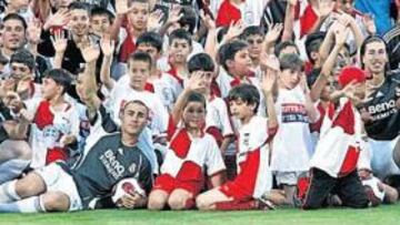 <b>POSARON CON LOS NIÑOS ANTES DEL PARTIDO</b>. Los jugadores del Madrid entendieron desde antes del encuentro que ayer iban a disfrutar de la Fiesta de la Paz. Durante el calentamiento previo al partido no pararon de animar y detenerse con los más pequeños.