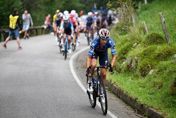 Mikel Landa atac¨® a 9 km de meta aunque finalmente fue atrapado y adelantado por los favoritos de la general.
