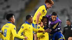 Boca Juniors' Peruvian defender Luis Advincula (2nd L) celebrates with teammates after scoring against Colo Colo during the Copa Libertadores group stage first leg football match between Chile's Colo Colo and Argentina's Boca Juniors, at the Monumental stadium in Santiago, on May 3, 2023. (Photo by MARTIN BERNETTI / AFP)