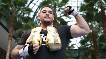 Andy Ruiz posa con unos guantes durante un evento en México.