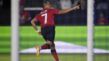 Alexis Sánchez festeja luego de su gol frente al Milan.
