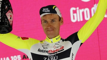 Jan Hirt, en el podio de Aprica, como ganador de la 16ª etapa.
