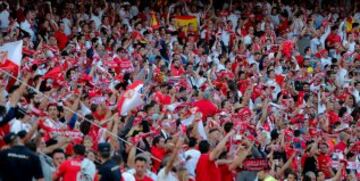 Los seguidores del Sevilla FC en las gradas del estadio Vicente Calderón, en Madrid, donde esta noche se disputa la final de la Copa del Rey entre el Sevilla FC y el FC Barcelona.