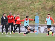 04-12-25. IMAGEN DEL ENTRENAMIENTO DEL SPORTING EN LA CIUDAD DEPORTIVA DE AREITIO.