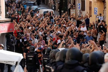 Agentes de policía escoltan a los seguidores del Feyenoord desde la Plaza Mayor de Madrid hasta los alrededores del Metropolitano.