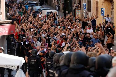 Agentes de policía escoltan a los seguidores del Feyenoord desde la Plaza Mayor de Madrid hasta los alrededores del Metropolitano.