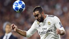 Dani Carvajal cabecea un bal&oacute;n durante el encuentro de fase de grupos de Champions League entre el Real Madrid y la AS Roma en el Santiago Bernabeu.