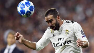 Dani Carvajal cabecea un balón durante el encuentro de fase de grupos de Champions League entre el Real Madrid y la AS Roma en el Santiago Bernabeu.