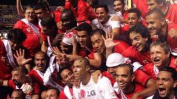 <b>JÚBILO Y FIESTA. </b>Los jugadores del Sao Paulo posan con el ansiado título a pie de césped.