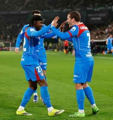 0-4. Antoine Griezmann celebra el cuarto tanto con Ademola Lookmann.
