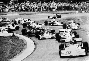 Pero todo cambiaría en el GP de Alemania de 1976. Pole de Hunt, segunda posición en la parrilla para Lauda, y un Nurburgring Nodschleife encharcado. El Infierno Verde acogió aquel año por última vez al Gran Circo. En la foto, GP de Alemania de 1976.