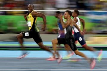 El 'rayo jamaicano' Usain Bolt vence con comodidad en las semifinales masculinas de los 100 metros libres de los Juegos Ol¨ªmpicos de Rio 2016.
