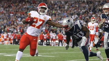 FOXBORO, MA - SEPTEMBER 07: Kareem Hunt #27 of the Kansas City Chiefs stiff arms Duron Harmon #30 of the New England Patriots as he runs for a 4-yard rushing touchdown during the fourth quarter against the New England Patriots at Gillette Stadium on September 7, 2017 in Foxboro, Massachusetts.   Maddie Meyer/Getty Images/AFP
 == FOR NEWSPAPERS, INTERNET, TELCOS &amp; TELEVISION USE ONLY ==