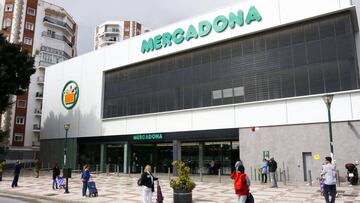 Personas hacen colas en los supermercados guardando las distancias marcadas por el Real Decreto por el Estado de Alarma del COVID-19. M&aacute;laga a 2 de abril del 2020
 02 ABRIL 2020
 &Aacute;lex Zea / Europa Press
 02/04/2020 