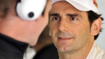 Pedro Martínez de la Rosa charla con uno de los ingenieros de HRT