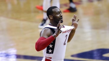 STX62. WASHINGTON (DC, EE.UU.), 19/04/2017.- El jugador de Wizards John Wall celebra hoy, mi&eacute;rcoles 19 de abril de 2017, durante un partido por la Conferencia Este de la NBA entre Hawks y Wizards, en el Verizon Center de Washington (DC, EE.UU.). EFE/Shawn Thew