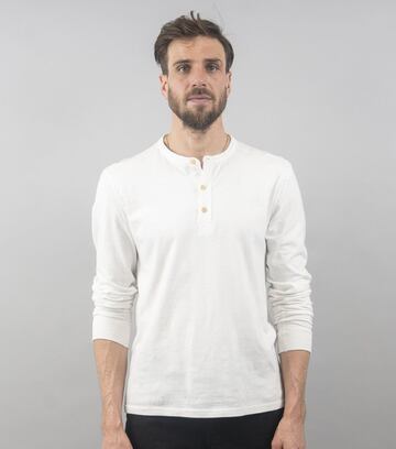 Camisa abotonada: algodón americano con lavado suave, cierre de tres botones, grabado de A. Morgan en el cuello, fabricada en EE. UU.