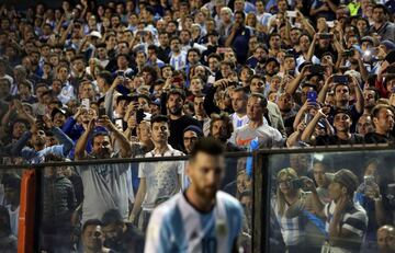 Soccer Football - 2018 World Cup Qualifications - South America - Argentina v Peru - La Bombonera stadium, Buenos Aires, Argentina - October 5, 2017. Argentina's fans look at Lionel Messi during the match against Peru. 