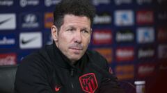 Simeone atiende a la prensa.